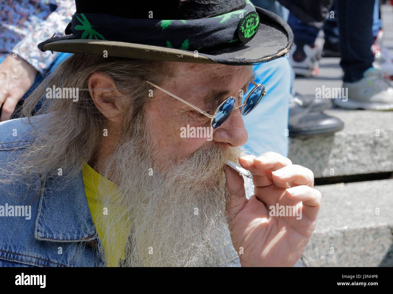 Union Square, New York, USA, 6. Mai 2017 - hundert Völker nahmen an der jährlichen NYC Cannabis Parade & Rallye zur Unterstützung der Legalisierung des Krauts für Freizeit- und medizinische Verwendung heute in New York City. Foto: Luiz Rampelotto/EuropaNewswire | weltweite Nutzung Stockfoto