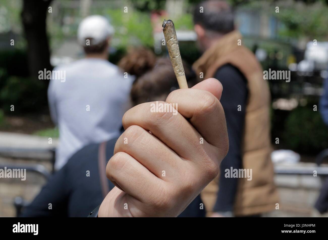 Union Square, New York, USA, 6. Mai 2017 - hundert Völker nahmen an der jährlichen NYC Cannabis Parade & Rallye zur Unterstützung der Legalisierung des Krauts für Freizeit- und medizinische Verwendung heute in New York City. Foto: Luiz Rampelotto/EuropaNewswire | weltweite Nutzung Stockfoto