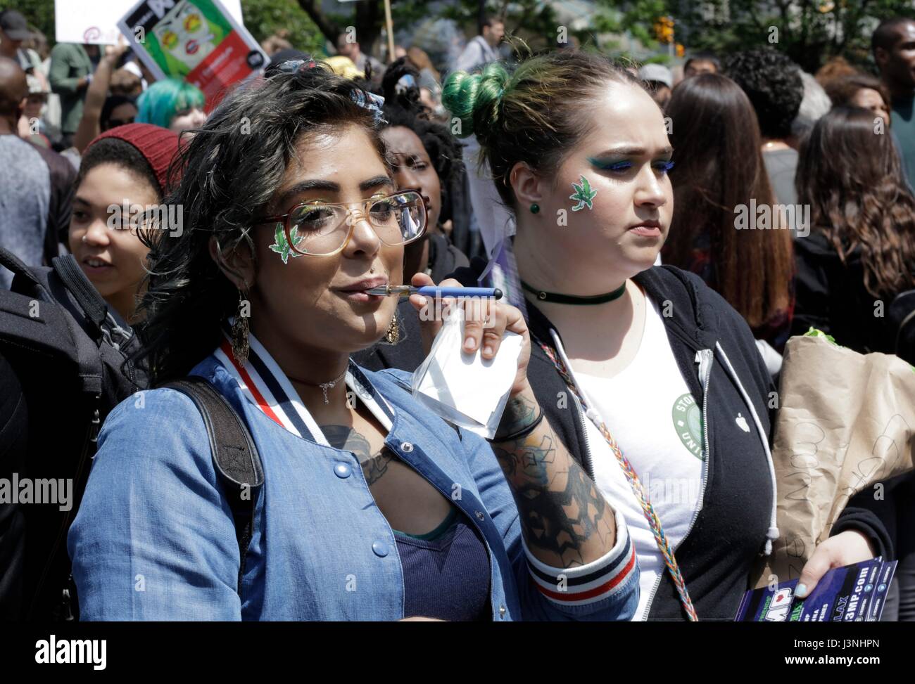 Union Square, New York, USA, 6. Mai 2017 - hundert Völker nahmen an der jährlichen NYC Cannabis Parade & Rallye zur Unterstützung der Legalisierung des Krauts für Freizeit- und medizinische Verwendung heute in New York City. Foto: Luiz Rampelotto/EuropaNewswire | weltweite Nutzung Stockfoto