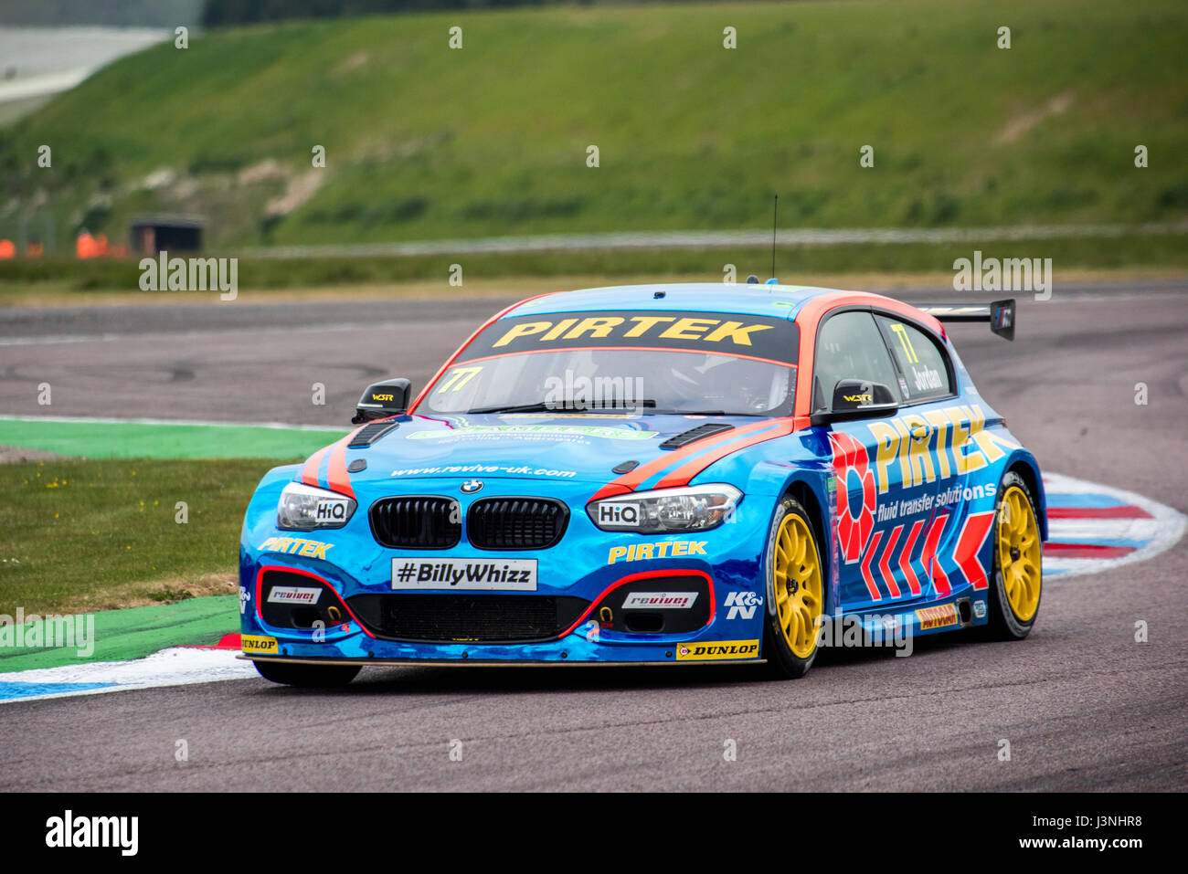 Hampshire, UK. 6. Mai 2017. Thruxton Rennstrecke und Motorsport-Zentrum, Andover, Hampshire, Vereinigtes Königreich. 6. Mai 2016. Andrew Jordan von BMW Pirtek Racing, in seinem BMW 125i M Sport, bei Dunlop MSA British Touring Car Championship qualifizieren. Alle Autos fahren heute mit den #BillyWhizz Nummernschilder und Farbgebung zur Unterstützung von Billy Monger erlitten lebensverändernden Verletzungen in Donington Park ein paar Wochen während einer F4 (Formel 4) britische Meisterschaftsrennen. © Will Bailey / Alamy Live News Stockfoto