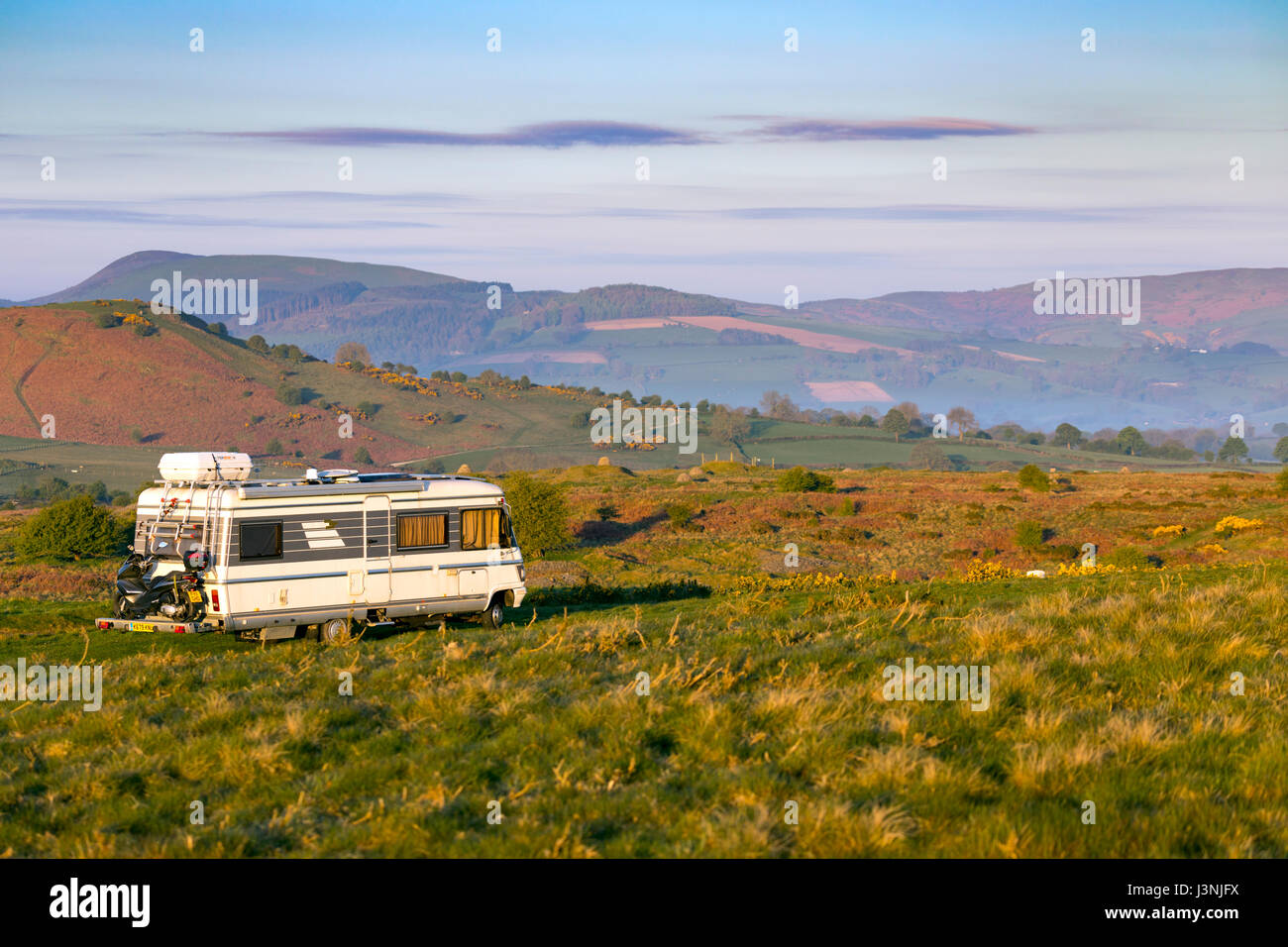 Flintshire, North Wales, UK Wetter, klare blaue Himmel über Flintshire heute Morgen trotz der Kälte beginnen wird, den ganzen Tag warm. Sonnenaufgang über ländliche Flintshire dies morgen in der Nähe des Dorfes Halkyn und einen perfekten Blick für diese Overnighter Aufwachen mit Clwydian Hügel reichen Hügel in der Ferne Stockfoto