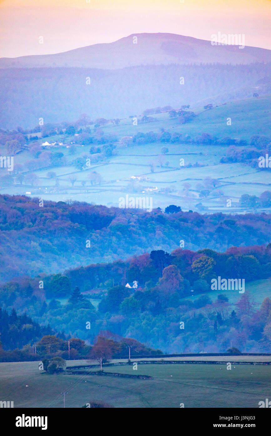 Flintshire, North Wales, UK Wetter, klare blaue Himmel über Flintshire heute Morgen trotz der Kälte beginnen wird, den ganzen Tag warm. Sonnenaufgang über ländliche Flintshire heute Morgen in der Nähe von und in Richtung des Clwydian Hügel reichen Hügel mit einem fast Aquarell beeinflussen durch Nebel und Licht Stockfoto