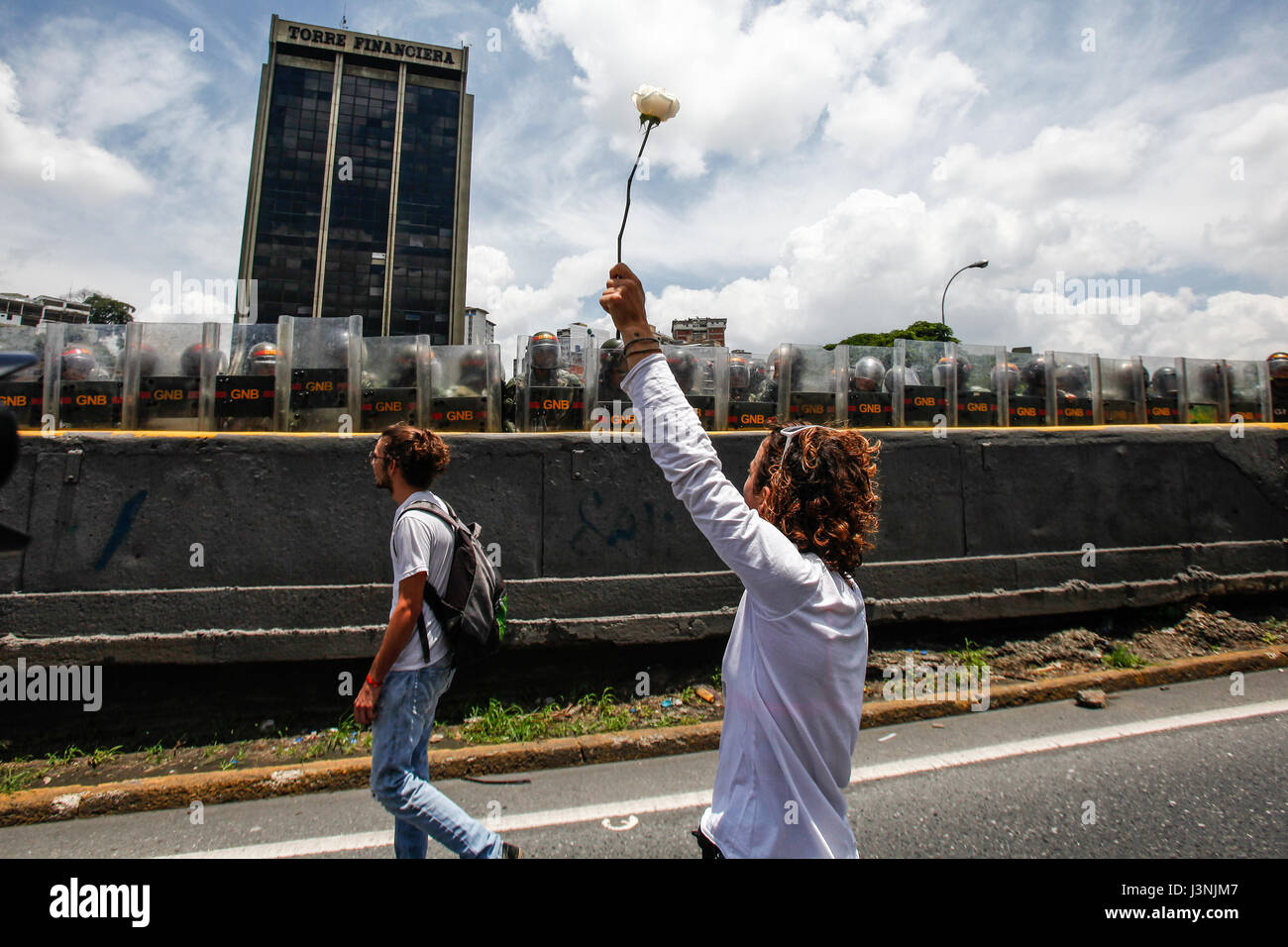 Caracas, Venezuela. 6. Mai 2017. Ein Demonstrant hält eine weiße rose vor Mitgliedern der bolivianische Polizei während einer Kundgebung organisiert von weiblichen Anhänger der Opposition in Caracas, Venezuela, am 6. Mai 2017. Weibliche Fans der Regierung und der Opposition forderte großen Protesten für Samstag in Caracas, weitere Wochen Demonstrationen, die 37 Toten seit 1.April hinterlassen haben. Bildnachweis: Boris Vergara/Xinhua/Alamy Live-Nachrichten Stockfoto