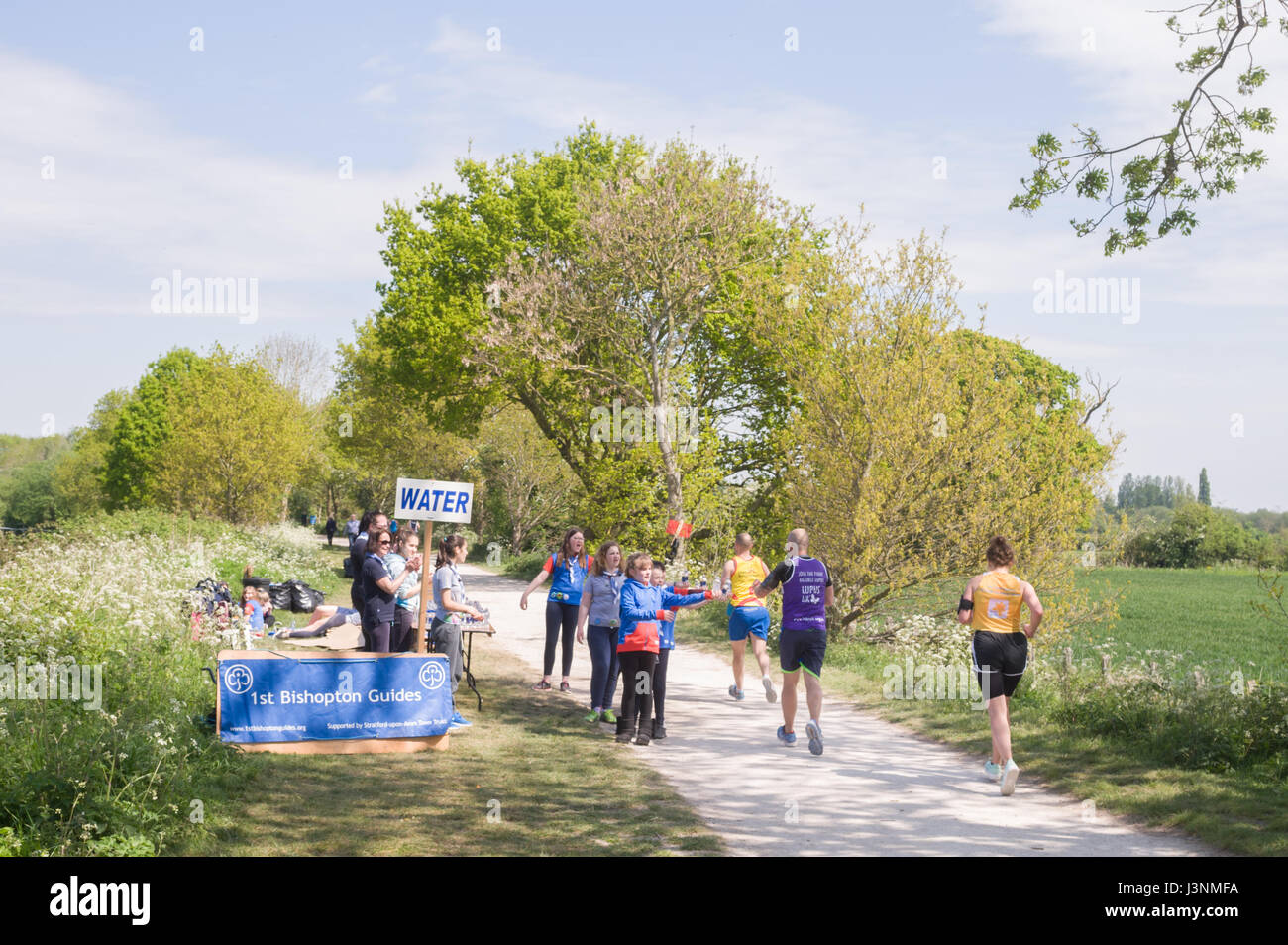 Stratford Warwickshire, UK. 7. Mai 2017. 1. Bishopton Guides verteilen von Wasser am Shakespeare Marathon & Halbmarathon, Stratford-upon-Avon, Warwickshire, England, Vereinigtes Königreich 2017 Credit: Graham Toney/Alamy Live News Stockfoto