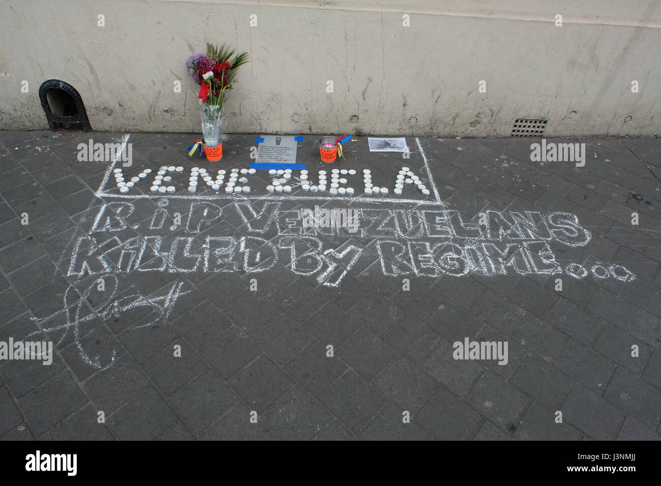 London, UK. 7. Mai 2017. Blumen und Fotos bilden ein Denkmal für diejenigen, die vor kurzem in Venezuela Kredit ihr Leben verloren haben: Londonphotos/Alamy Live News Stockfoto