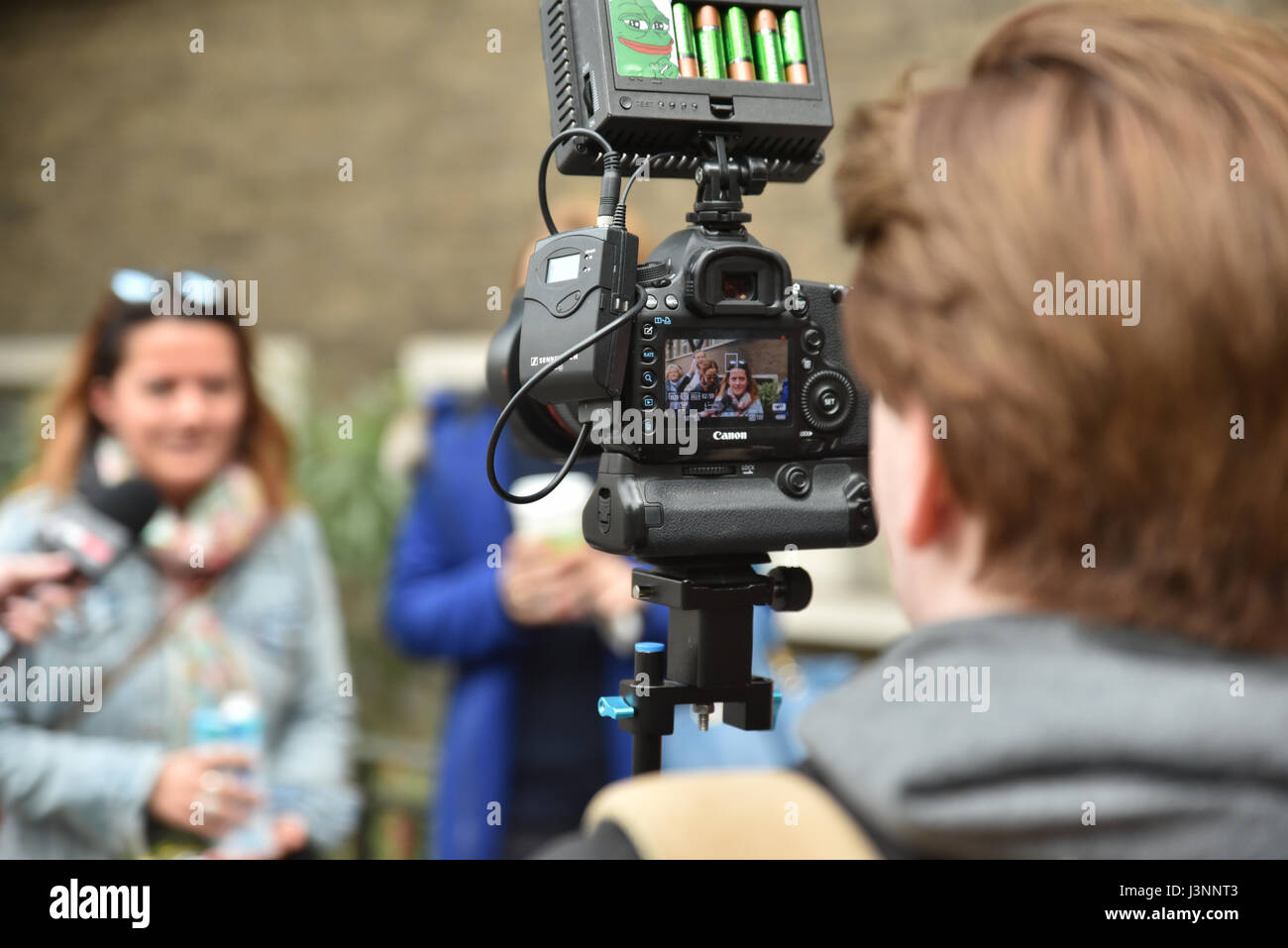 South Kensington, London, UK. 7. Mai 2017. Expatriate-Franzosen in South Kensington, London, stimmen in den Wahlen in Frankreich. Bildnachweis: Matthew Chattle/Alamy Live-Nachrichten Stockfoto