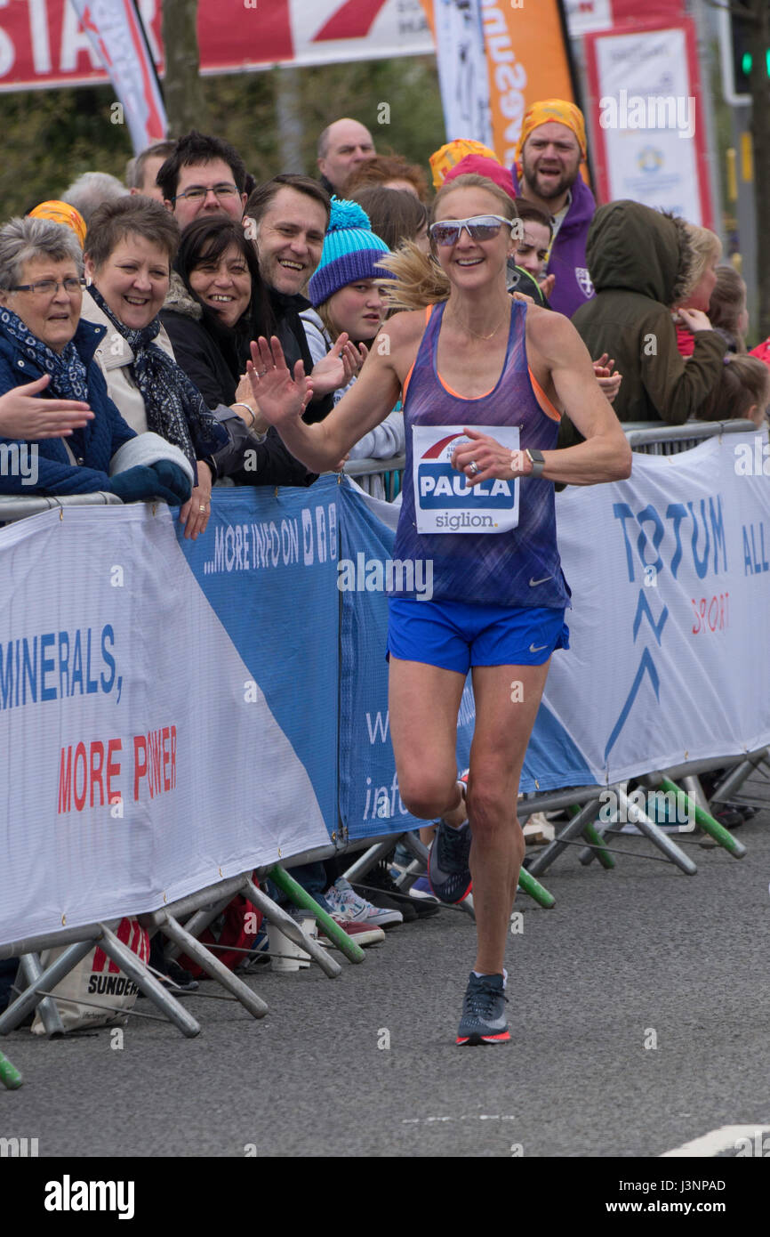 Marathon Weltrekordlerin Paula Radcliffe läuft die Siglion Sunderland City Halbmarathon 7. Mai 2017 - Sunderland, Tyne and Wear. Stockfoto