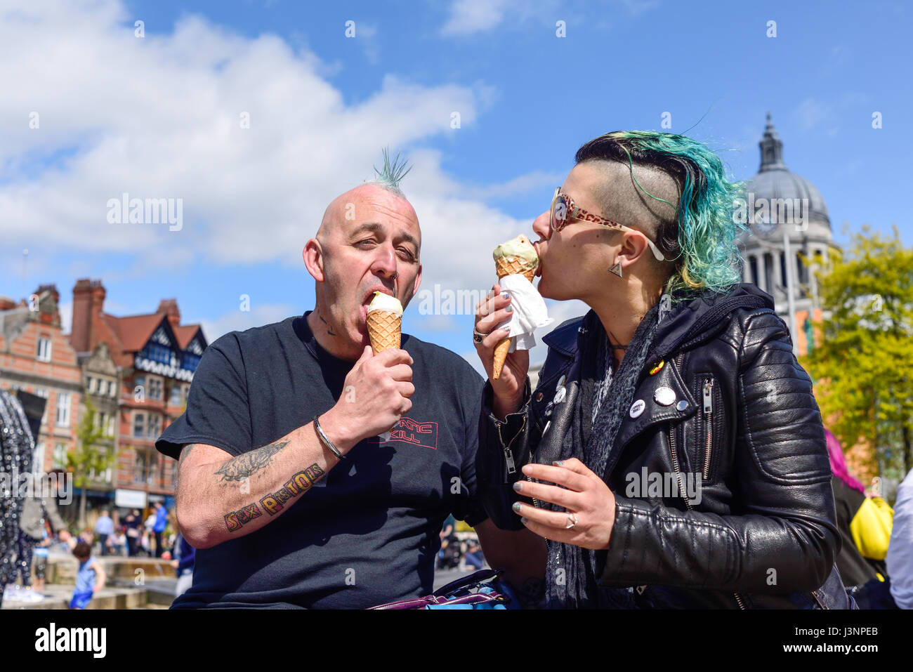 Nottingham, UK. 07. Mai 2017. Die Leute von Nottingham genießen ein Eis und ein Bad in der Alte Marktplatz Brunnen. Credit: Ian Francis/Alamy leben Nachrichten Stockfoto