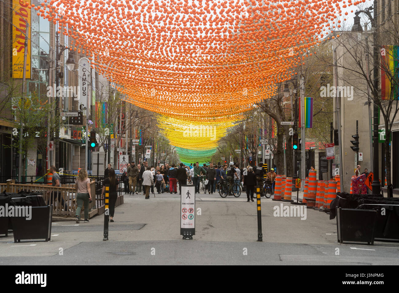 Montreal, Kanada. 6. Mai 2017. Regenbogen Kugeln Kunst Installation "18 Farben von Gay" an der Saint Catherine Street in Homosexuell Dorf Credit: Marc Bruxelle/Alamy Live News Stockfoto
