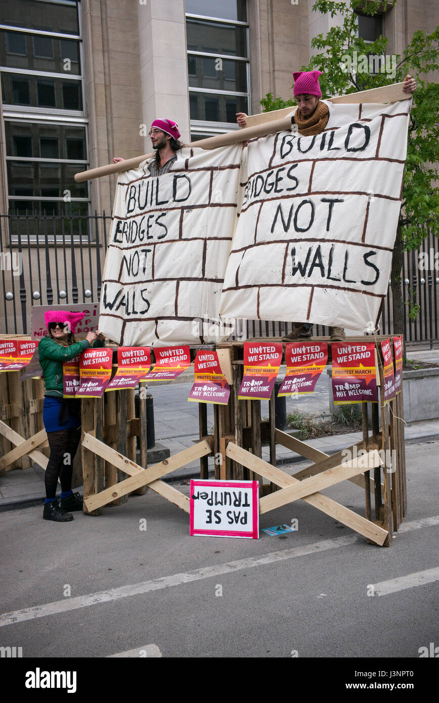 "Grande Parade - Grote Parade" Grand Parade, organisiert von Bürger Initiative Hart Boven hart - Tout Autre wählte in den Straßen von Brüssel auf 07.05.2017 Demonstranten aufgetaucht, um das Fortschreiten von einem Gesellschaftsmodell zu stoppen, der Individualismus und Wettbewerb, Werte erhöht den Druck auf die schwächsten, die Beziehung zwischen Menschen entmenschlicht. Der indikativ fordern für die Entstehung von ein alternatives Modell der Gesellschaft auf der Grundlage von Tausenden von regionalen und sektoralen Initiativen, Wertschätzung, Offenheit und Debatte, und sucht zu binden und zu realisieren, was Gesellschaft vereint. von Wiktor Dabkowski | USAG Stockfoto