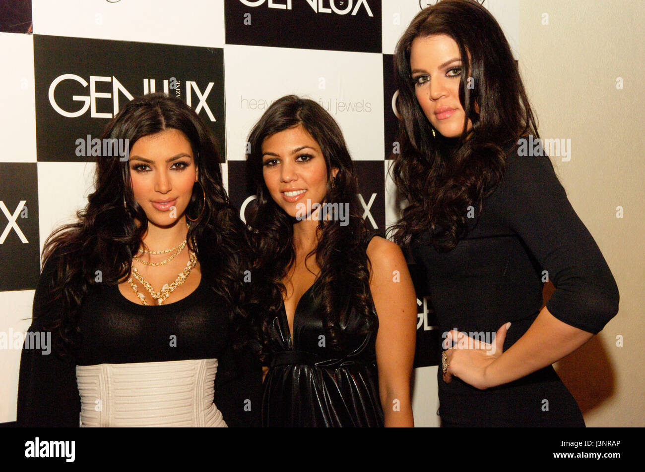 (L-R) Reality-TV-Stars Kim Kardashian, Kourtney Kardashian und Khloe Kardashian kommt für den Start der himmlischen sündigen Juwelen und GENLUX Magazin-Party auf dem Dach im Luxe Hotel in Beverly Hills. Stockfoto
