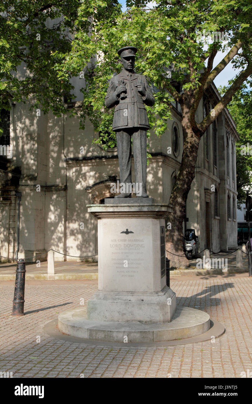 Statue von Air Chief Marshall, Lord Dowding, Commander in Chief des Fighter Command, vor Kirche St. Clement Danes, London Stockfoto
