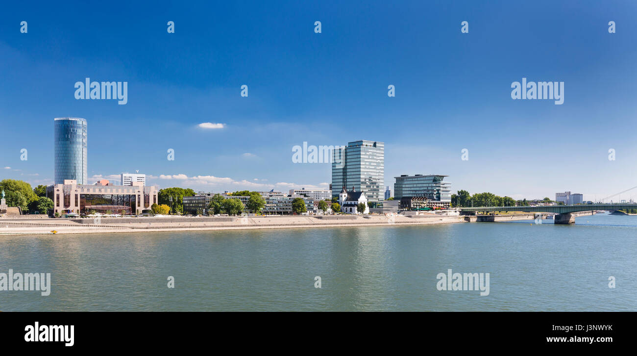 Panoramische Ansicht der modernen Gebäude am Rhein-Ufer in Köln-Deutz, Deutschland. Stockfoto