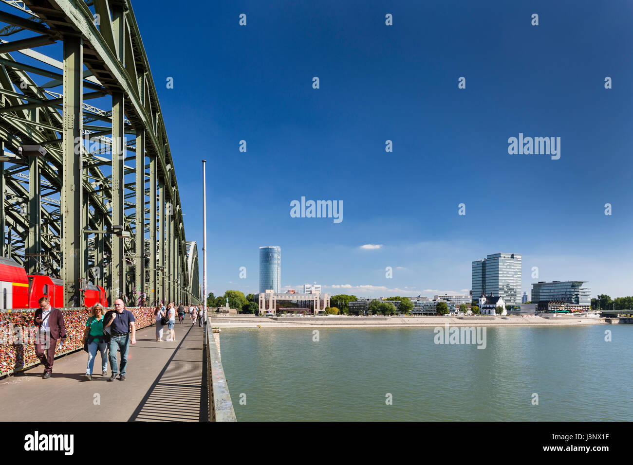 Köln - SEPTEMBER 6: Menschen auf der Hohenzollernbrücke und Rhein in Köln in Deutschland am 6. September 2016 Stockfoto