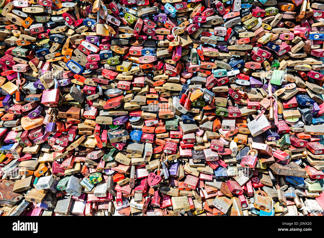 Köln - SEPTEMBER 6: Liebe Vorhängeschlösser angebracht zu jedem möglichen Platz auf der Hohenzollernbrücke in Köln am 6. September 2016 Stockfoto