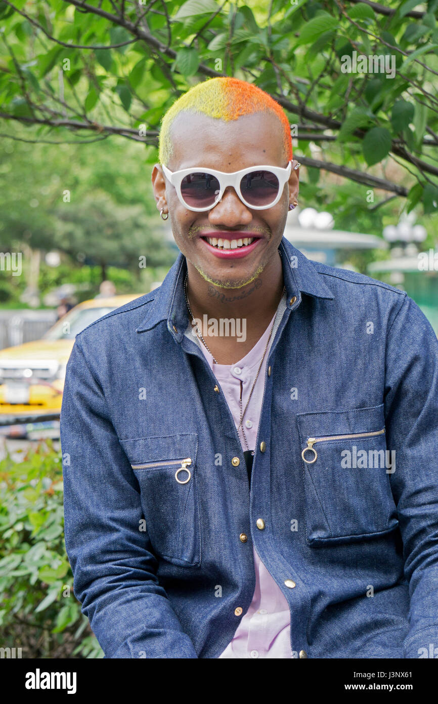 Porträt von Performance-Künstlerin mit zwei getönten gelb und orange Haare, im Zentrum von Manhattan, New York City. Stockfoto