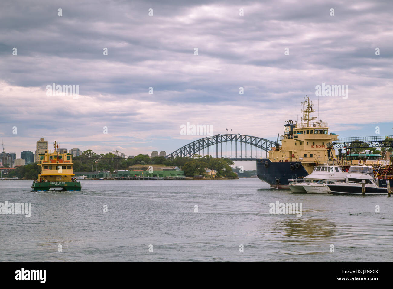 10. Januar 2017, Sydney, Australien: Blick auf die Harbour Bridge und Boote von Balmain Ferry Stop an einem bewölkten Tag. Sydney-Fähre auf dem Weg. Stockfoto