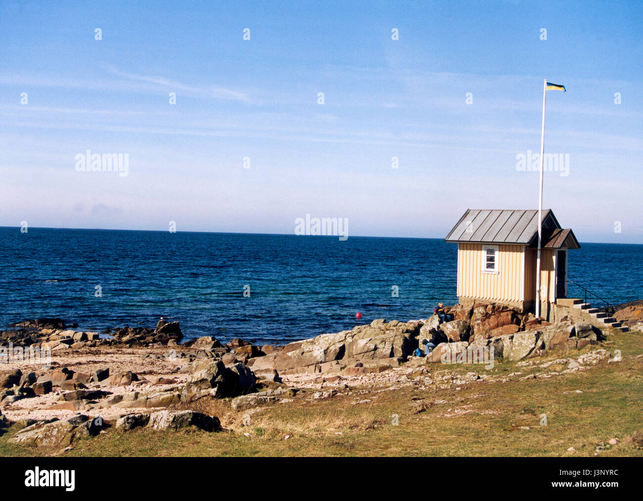 TOREKOV Schweden ein Strandhaus mit Fahnenstange am Rande des Kattegat Stockfoto