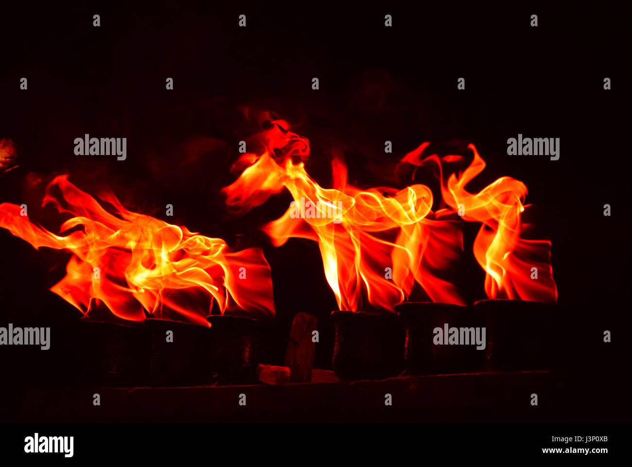 Ein wütendes Feuer in einem Beitrag Stockfoto