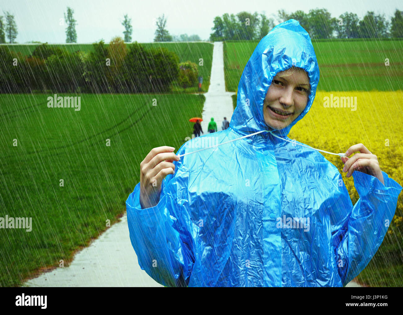 Glückliches Mädchen an einem regnerischen Tag Stockfoto