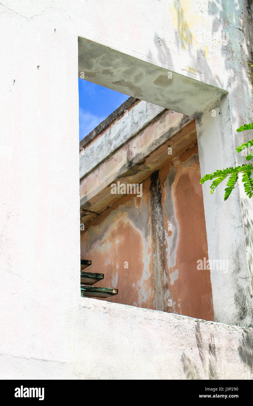 Verblasste Patina von weißen und rosa auf einem Stuck Wand eines Hauses in der Karibik von Nassau. Stockfoto