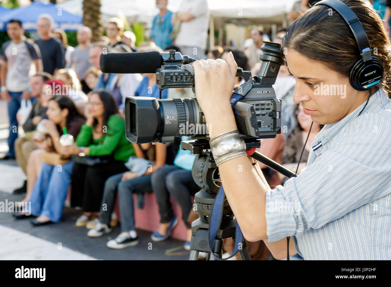 Miami Beach, Florida, Lincoln Road Mall, Einkaufszentrum, Straßentheater, Performance, Publikum, hispanische Frau, weibliche Frauen, Videokamera, Videofilmerin, Arbeit, Wor Stockfoto