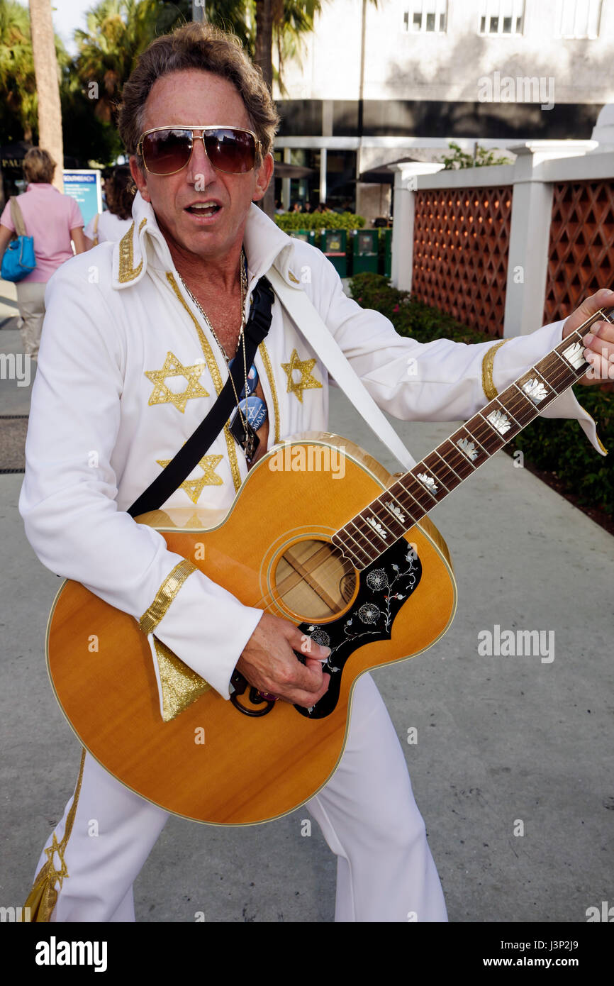 Miami Beach, Florida, Lincoln Road Mall, Einkaufszentrum, Straßentheater, Jelvis, jüdischer Elvis Presley, Imitator, Berühmtheiten ähneln, Imitator, Männer männlich, Gitarre, c Stockfoto Miami Beach, Florida, Lincoln Road Mall, Einkaufszentrum, Straßentheater, Jelvis, jüdischer Elvis Presley, Imitator, Berühmtheiten ähneln, Imitator, Männer männlich, Gitarre, c Stockfoto