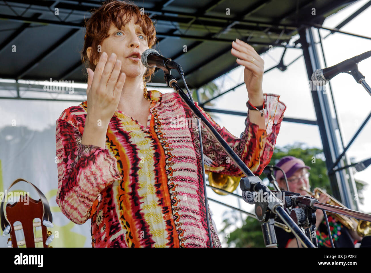 Miami Beach Florida, Flamingo Park, Jüdische Kunstveranstaltung, Frank London, Klezmer Revival Music, Erwachsene Erwachsene Frau Frauen weibliche Dame, Sängerin, Gesang, Performer, p Stockfoto