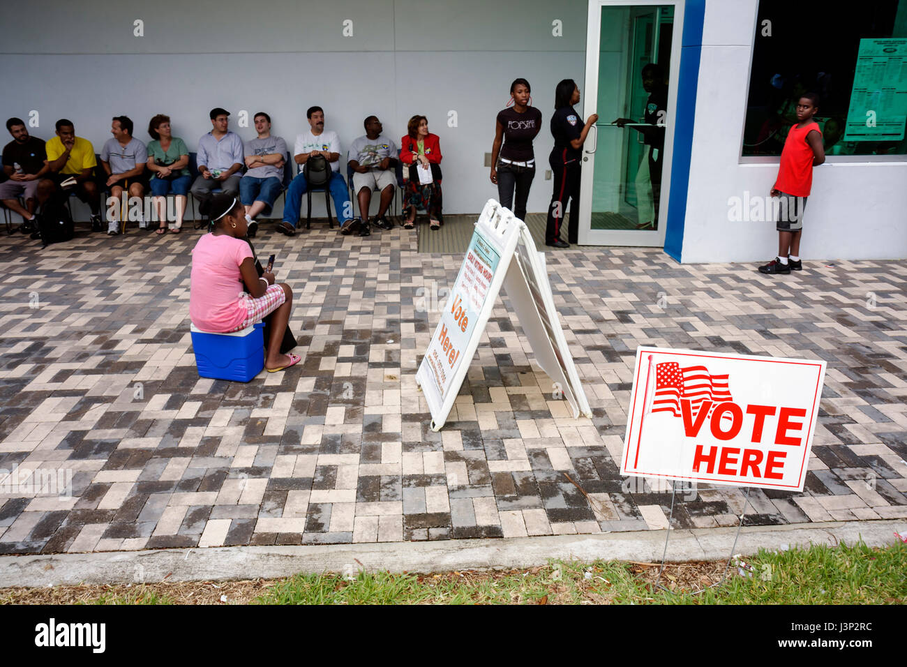 Miami Florida,Hollywood,Rathaus,Gebäude,Frühwahl,Präsidentschaftswahl,Linie,Schlange,Abstimmung,Bezirk,Schwarze Schwarze Afrikanische Afrikaner,Hispanic Latin La Stockfoto