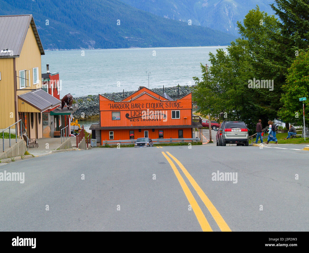 Gelbe Linien nach unten heißt der abschüssigen Straße an Gebäuden und Restaurant in touristischen Kleinstadt Haines in Alaska am Rand des Chilkoot Inlet Alaska. Stockfoto