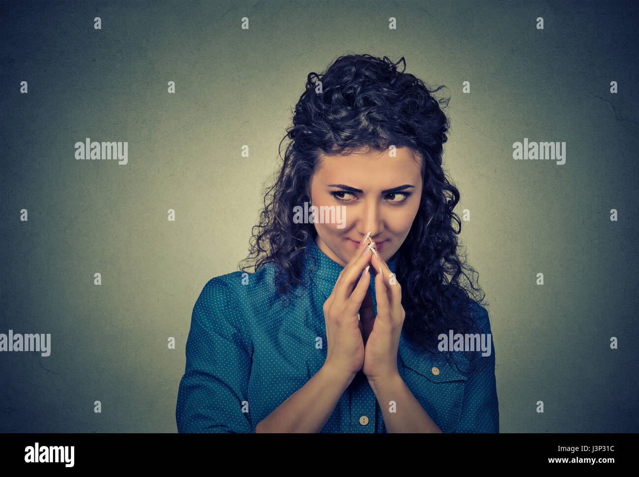 Closeup Portrait hinterhältig, sly, intriganten jungen Frau Plotten etwas isoliert auf grauem Hintergrund. Negative Emotionen, Mimik, Gebühr Stockfoto