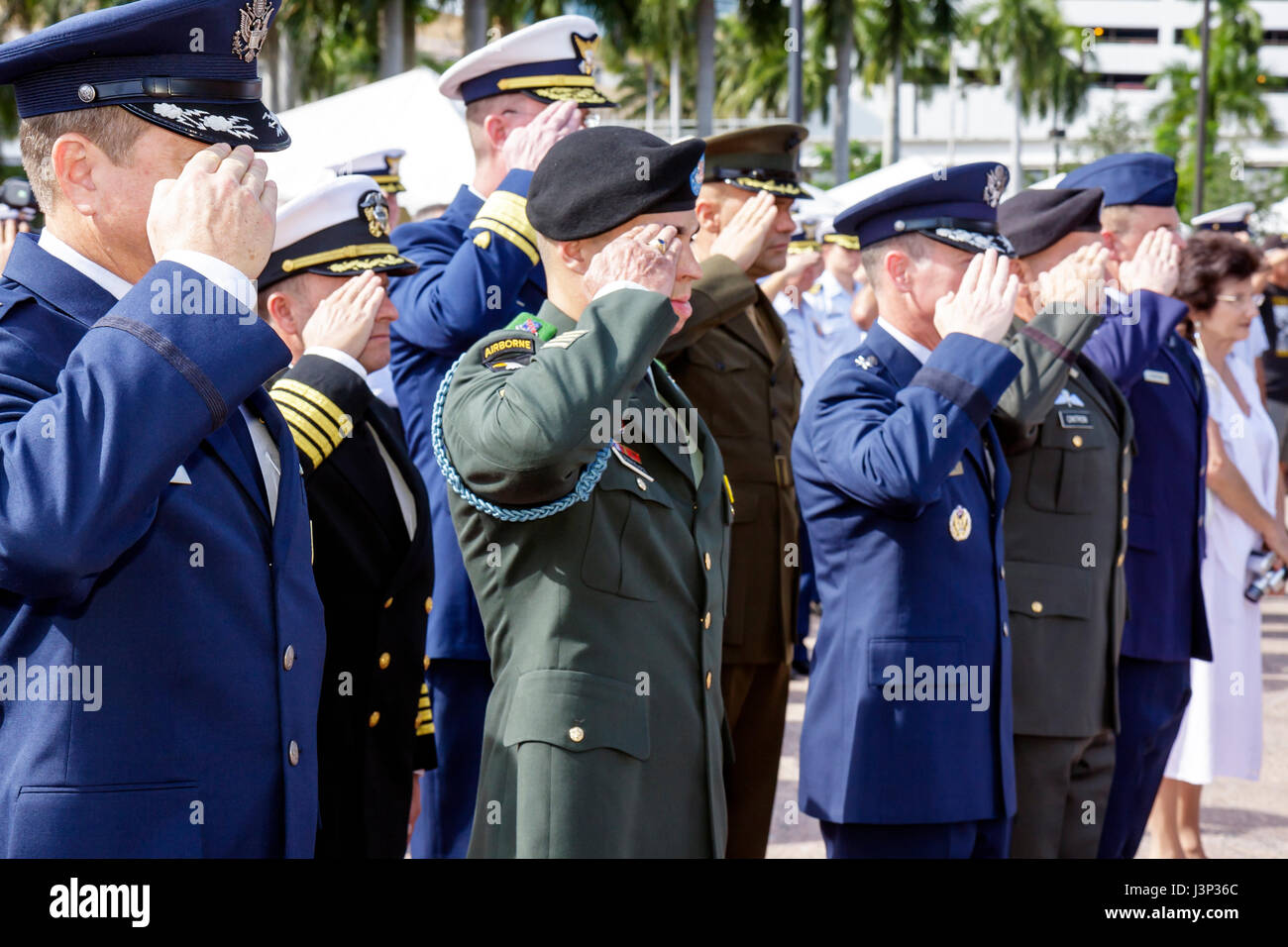 Miami Florida, Bayfront Park, The Moving Wall, Vietnam Veterans Memorial, Replik, Eröffnungszeremonie, Militär, Krieg, Uniform, Offizier, Rang, Luftwaffe, Zweigstelle, Hispa Stockfoto