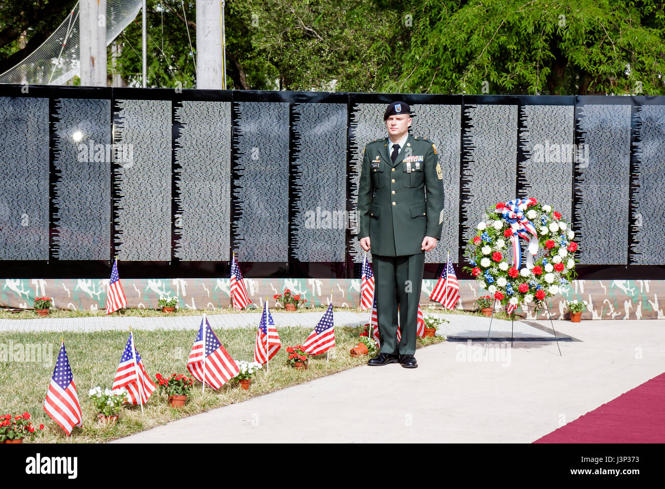 Miami Florida, Bayfront Park, die bewegliche Mauer, Vietnam Veterans Memorial, Replik, Namen, in Aktion getötet, Eröffnungszeremonie, Militär, Krieg, Soldat, Ehre, Wache Stockfoto