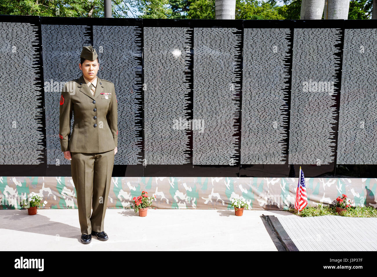 Miami Florida, Bayfront Park, The Moving Wall, Vietnam Veterans Memorial, Replik, Namen, in Aktion getötet, Eröffnungszeremonie, Militär, Krieg, Armee, hispanische Frau Stockfoto