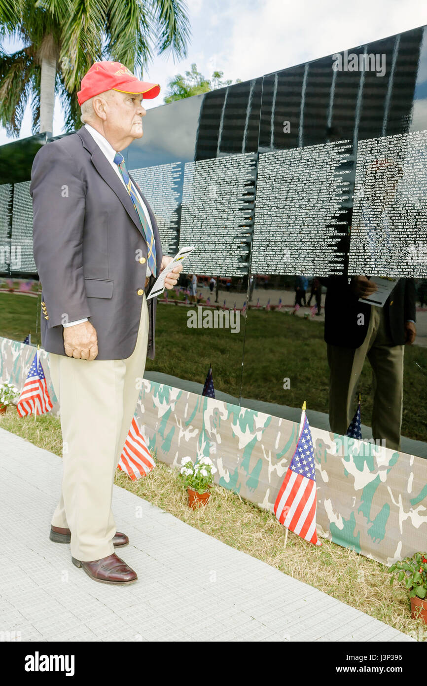 Miami Florida, Bayfront Park, The Moving Wall, Vietnam Veterans Memorial, Replik, Namen, in Aktion getötet, Eröffnungszeremonie, Militär, Krieg, Mann Männer männlich, Senior Stockfoto