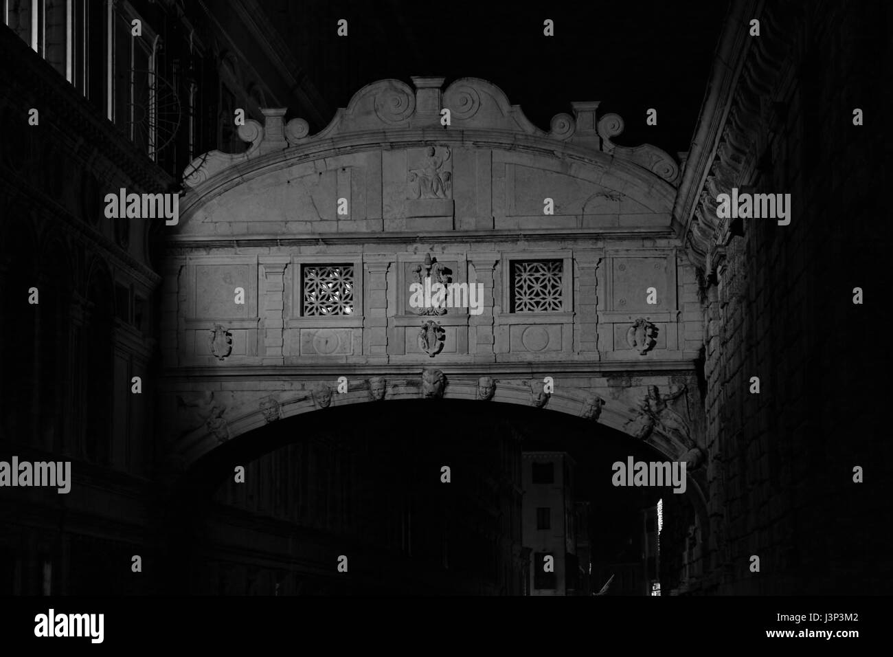 Seufzerbrücke oder Sospiri Brücke in Venedig, Italien, verwendet, um die Gefangenen von den Dogenpalast auf die Gefängnis-Dungeons zu übertragen Stockfoto