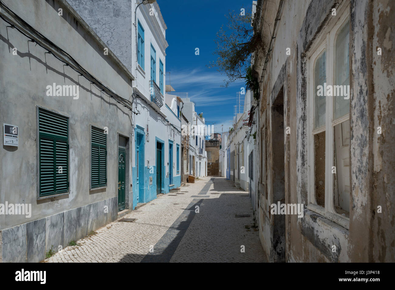 traditionellen engen Gassen der Fischerei Hafen von Olhao in Portugal. Stockfoto