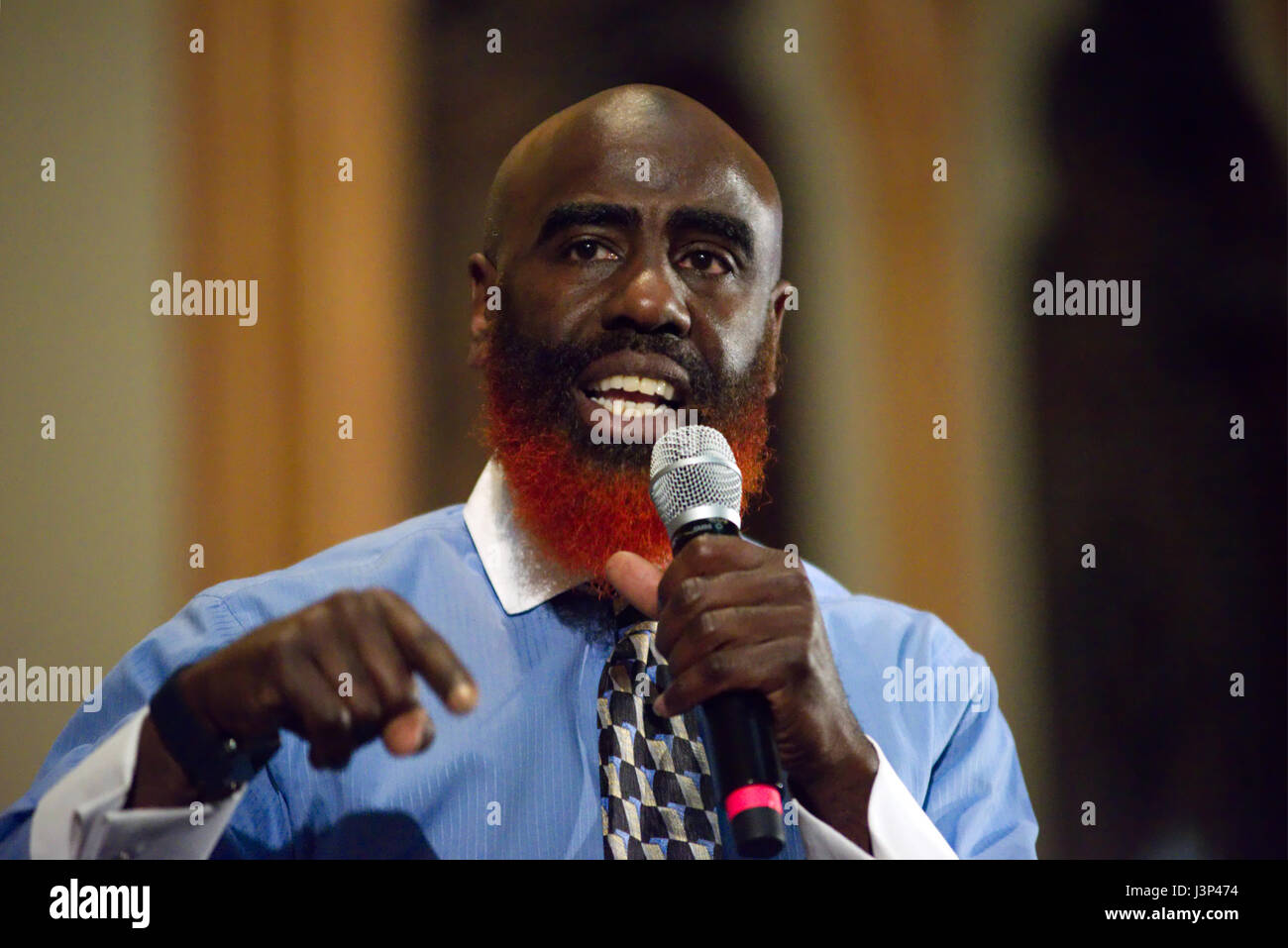 Tariq El-Shabazz spricht beim Staatsanwalt Candidate Forum Arch St United Methodist Church in Philadelphia, PA, am 18. April 2017. Stockfoto