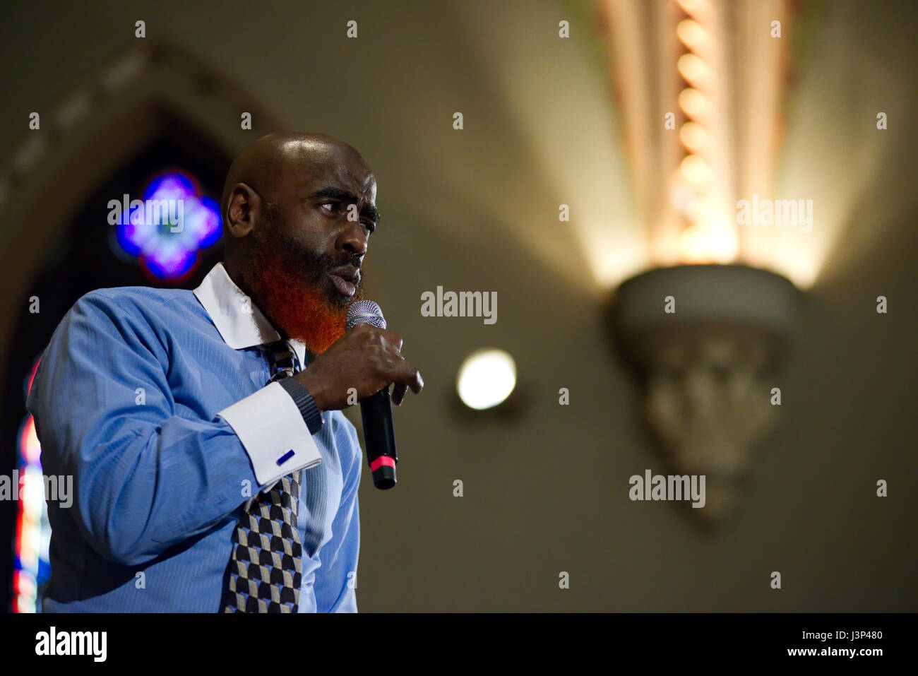 Tariq El-Shabazz spricht beim Staatsanwalt Candidate Forum Arch St United Methodist Church in Philadelphia, PA, am 18. April 2017. Stockfoto