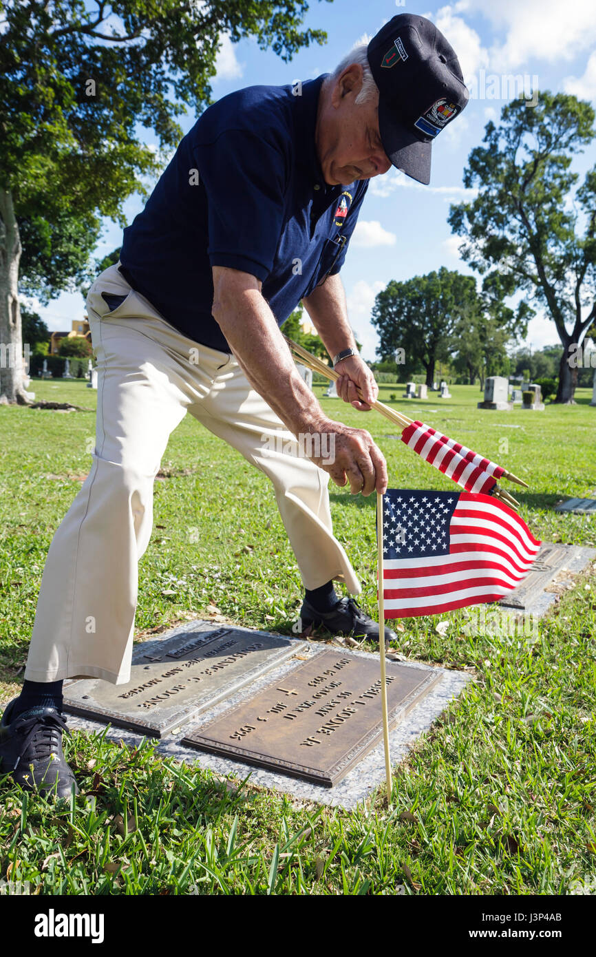 Miami Florida, Little Havana, Woodlawn Park Memorial Cemetery, Veteranentag, Cuban American Veterans Association, Tradition, Militär, Flagge, hispanische Männer Stockfoto