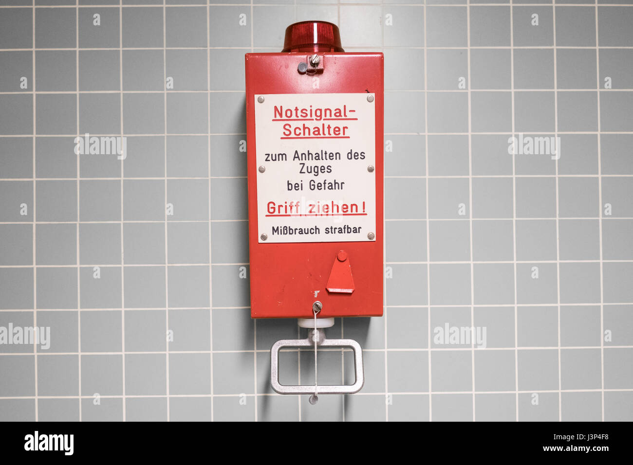 Notbremse Ziehgriff in die u-Bahnstation - Notbremse in U-Bahnstation, Berlin, Deutschland Stockfoto