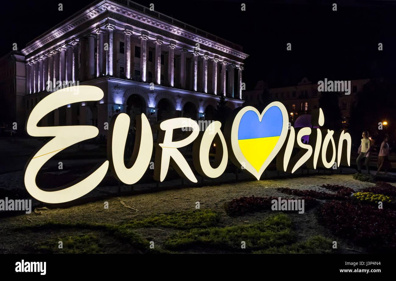 KIEW, UKRAINE - 5. MAI 2017. Nachtansicht des offiziellen Logos der Eurovision Song Contest 2017 (ESC-2017), befindet sich auf Maidan Nezalezhnosti (Unabhängigkeit Squ Stockfoto