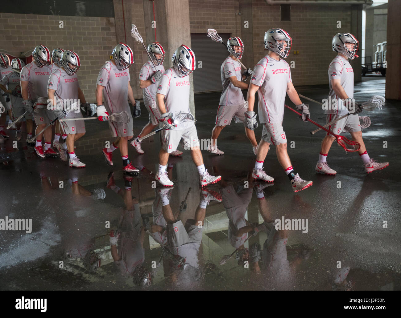 Ohio State Spieler zu Fuß aus zu üben, bevor eine Lacrosse-match zwischen Ohio State und Rutgers High Point Solutions-Stadion in New Jersey Stockfoto