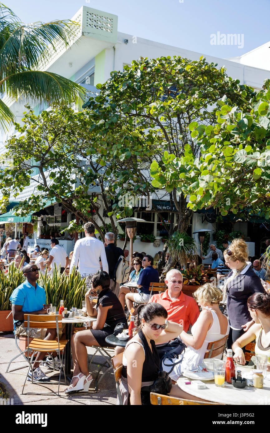 Miami Beach Florida, Ocean Drive, News Cafe, Restaurant Restaurants Essen Essen Essen Essen Essen gehen Cafe Cafés Bistro, Straße, Bürgersteig Cafe, al fresco Bürgersteig outs Stockfoto Miami Beach Florida, Ocean Drive, News Cafe, Restaurant Restaurants Essen Essen Essen Essen Essen gehen Cafe Cafés Bistro, Straße, Bürgersteig Cafe, al fresco Bürgersteig outs Stockfoto