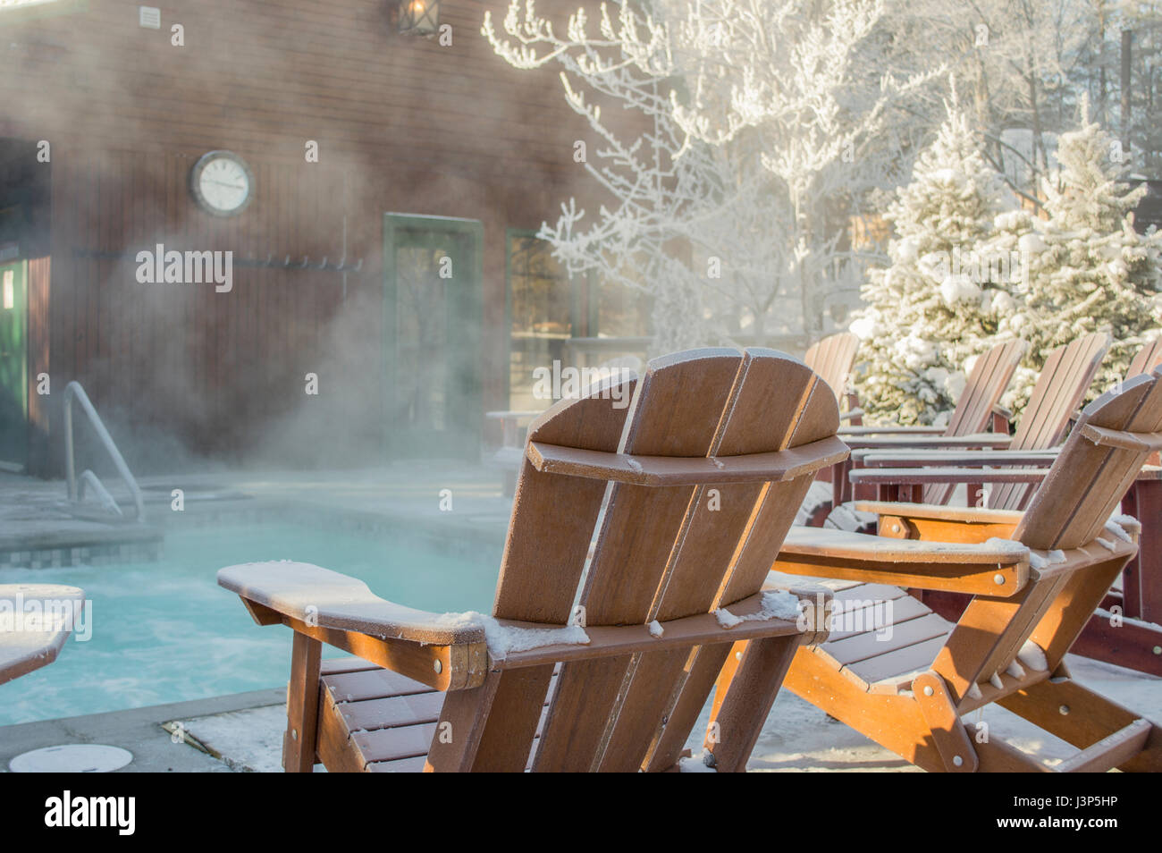 Bild von Matt Stühle um einen heißen Pool im Spa-resort Stockfoto