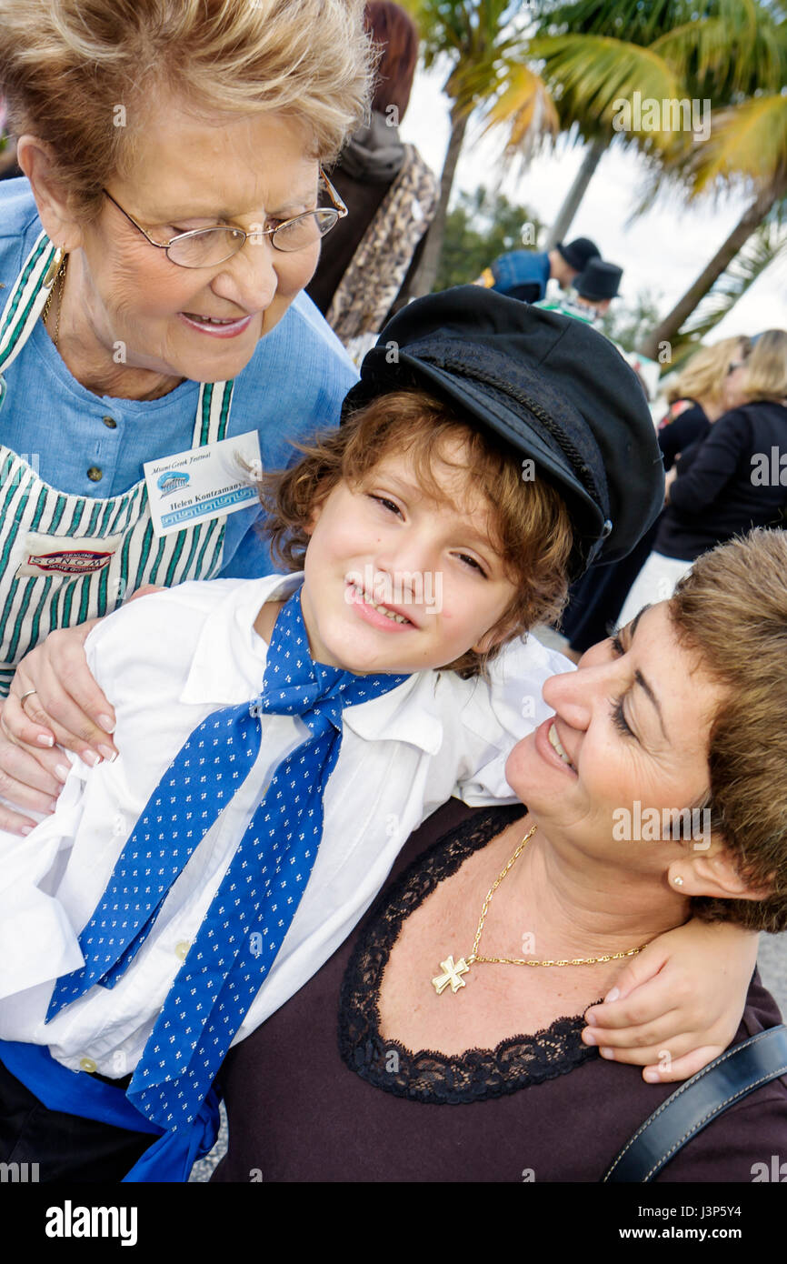 Miami Florida, Kendall, St. Andrew Greek Orthodox Church, Greek Festival, Festivals, Feier, Messe, Messe, Veranstaltung, Erwachsene Erwachsene Frau Frauen weibliche Dame, Junge b Stockfoto