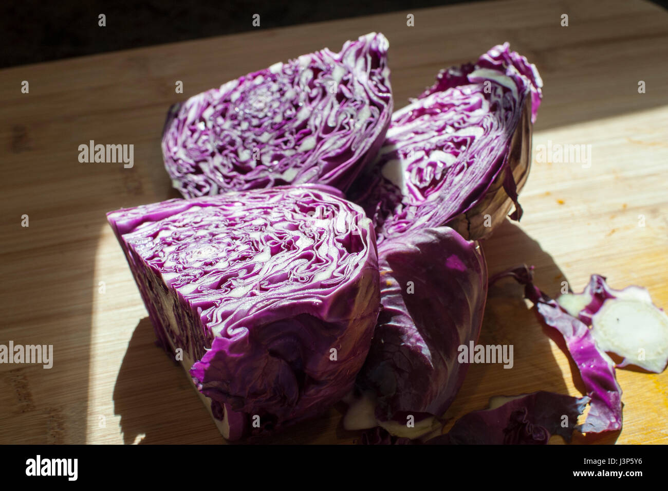 Rotkohl auf Schneidebrett Stockfoto