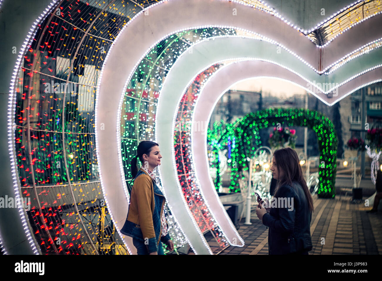 Kursk, Russland - 24. April 2017: der Tunnel in Form von Herzen für das Brautpaar. Stockfoto