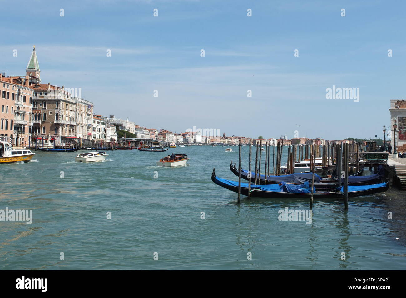 Canal grande in Venedig mit Gondel Stockfoto