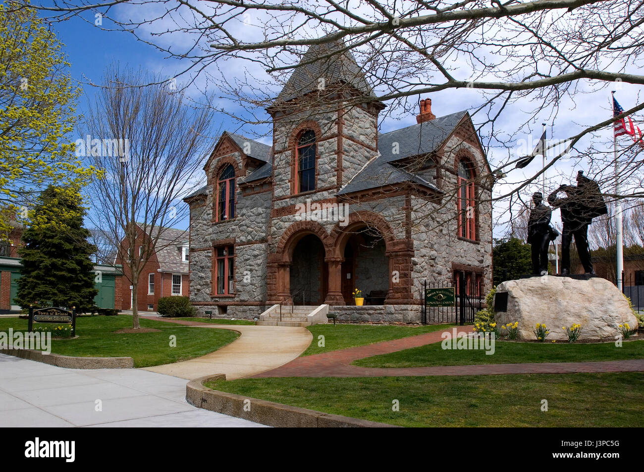Brunside Memorial Building und das Kriegerdenkmal - jetzt die Bristol, Rhode Island, USA Visitor Center Stockfoto